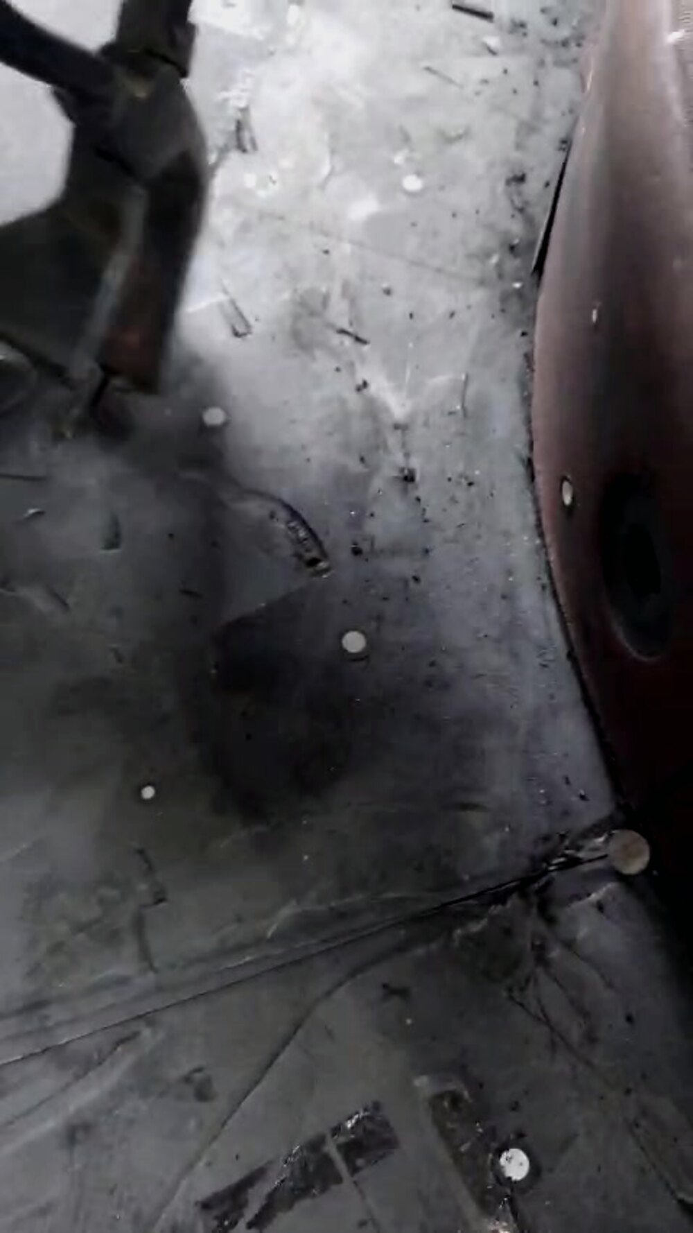 Removing rubber lining from tank walls